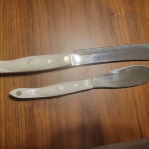 White Cutco Knife and Spreader Set